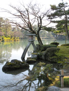 兼六園は江戸時代の代表的な回遊林泉式庭園。第2次大戦の戦火を逃れた金沢は、金沢城跡や兼六園、武家屋敷跡など多くの史跡が残り藩政時代に誘ってくれます。