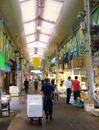 近江商人が金沢にやって来たとき開いたといわれる近江町市場。180軒もの店をもつ大きな市場は市民の台所、また観光客の人気ショッピングスポットとしての役目を果たしています。