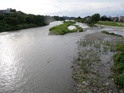 金沢市街の南部を流れる犀川。文豪室生犀星が「うつくしき川は流れたり　そのほとりに我は住みぬ…」と表しました。