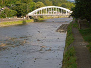 犀川と並び金沢市街を流れる浅野川。上流の湯涌（ゆわく）温泉あたりから流れ下り、幾多の橋をくぐって河北潟に注ぎます。 