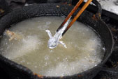 唐揚げ粉をまぶしたゴリを中温の油で揚げます。