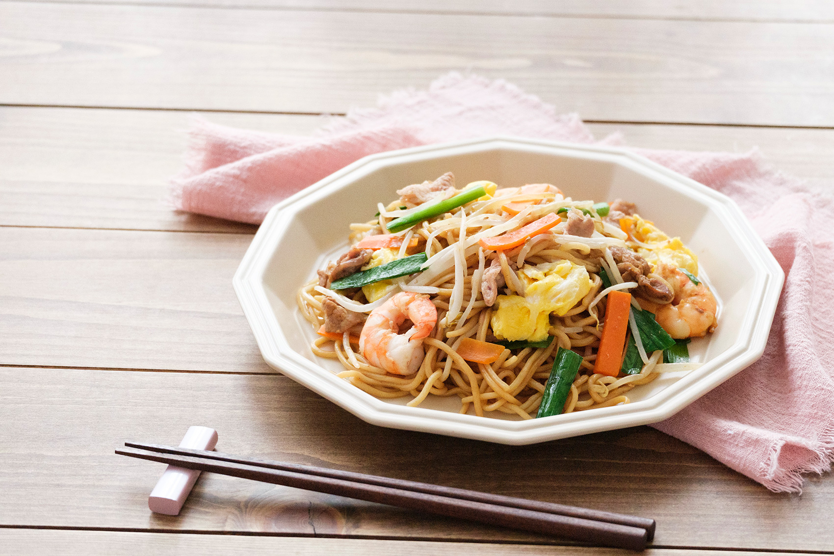 ワンプレートで大満足！豚肉とえびの野菜たっぷり焼きそば