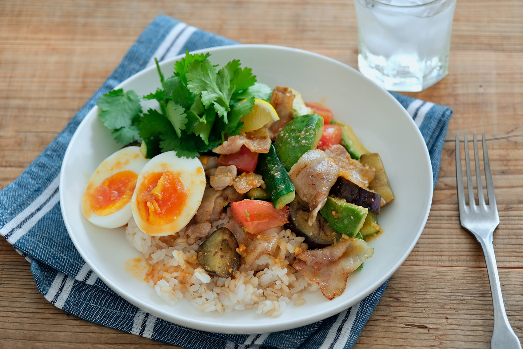 カリウムでむくみ解消!夏野菜たっぷりアジアン丼