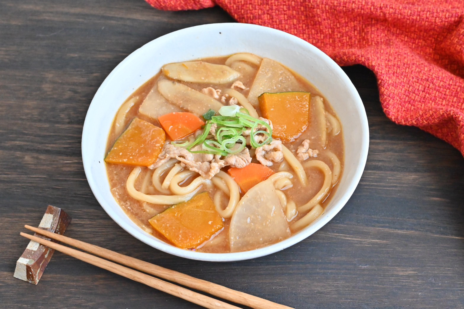 ビタミンカラーで寒さを吹き飛ばす 根菜肉うどん