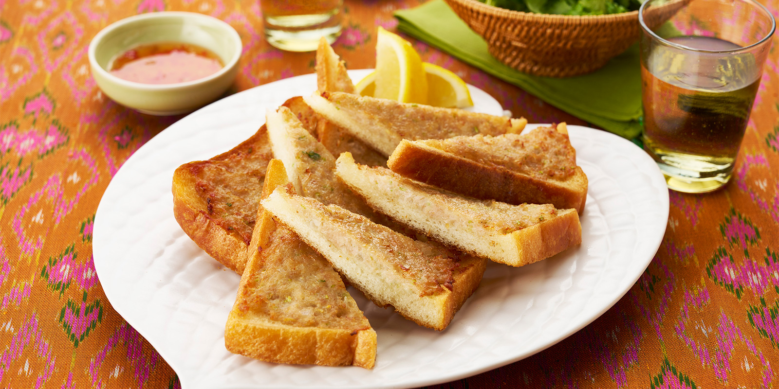 タイ風鶏ひき肉のトースト揚げ（カノムパンナーカイ）