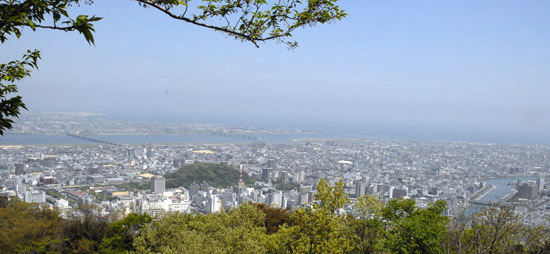 徳島市の観光名所、標高290ｍの眉山山頂から眺める徳島市。左上に吉野川、右下に新町川が流れます。