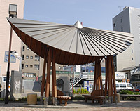 阿波おどり会館正面にある休憩所。すげ傘をかたどった屋根がいかにも徳島らしい。