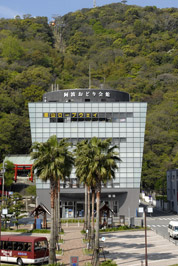 眉山ロープウェイ発着場のある阿波おどり会館。1階は徳島県の産物を2000点以上も揃えたことから「あるでよ徳島」と名付けられた徳島県物産協会で、ここにももちろんフィッシュカツが置かれています。