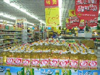 マーケットで売られている5リットルの大豆油。さすがに5リットル入りの油は重いということもあり、油購入には父親がスーパーに出向くことも多いようです。