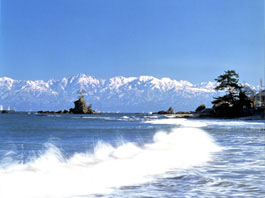 大伴家持がその光景を愛したという雨晴（あまはらし）海岸。日本海の向こうに標高3000m級の雄大な立山連峰が望めます。