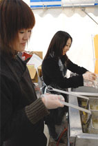 先着400名にプレゼントされるのは高岡市の給食で出されているコロッケ。その場で揚げたてアツアツをプレゼント。