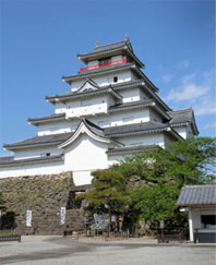 天正18年（1590）に入府した蒲生氏郷が整備した鶴ヶ城。現在の天守閣は昭和40年に再建されました。