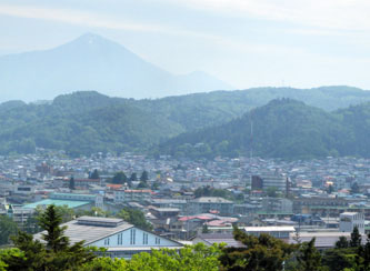 遠くにそびえるのが会津の名峰、磐梯山。右手前が飯盛山。強清水の茶屋は飯盛山の向こうの山あいに位置します。
