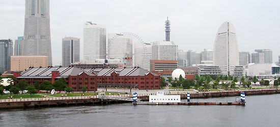 重要な貿易港であると同時に美しい景観をもつ横浜港。左手前にある赤レンガ倉庫も「開国博Y150」の会場になっています。