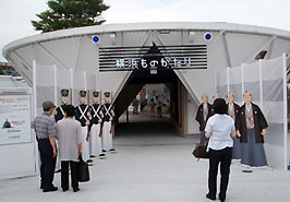 「横浜ものがたり」の会場入口。様々な仕掛けに触れたり動かしたりして、横浜の開国・開港の時代をリアルに体験できます。