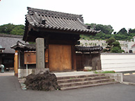 磯子区坂下町に立つ海照寺。文久3年(1863)頃、西洋野菜の栽培を始めた清水辰五郎の墓があります。