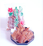 紅葉真っ盛りのように美しく揚げられた“もみじの天ぷら”。しっかりとした歯ざわりのあとに、甘みが広がります。