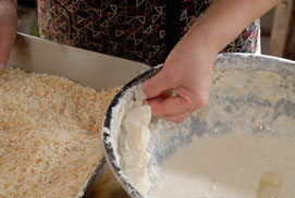 冷蔵庫で寝かせたジャガイモをひと口大にカット。串に刺したら、水に溶いた小麦粉に通し、パン粉付けします。