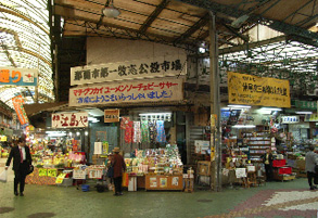 活気溢れる牧志公設市場。沖縄の食材が何でも揃う、まさに沖縄の台所。