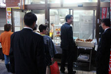 牧志公設市場内の天ぷら店前の行列。