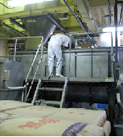 小麦粉を洗う水槽。1ｔの小麦粉から抽出できるグルテンは500kg。8ｔもの水を入れ替えてでんぷんを取り除きます。