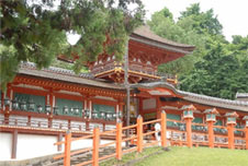 春日大社も世界文化遺産の一つ。朱塗りの中門の奥に4柱を祀る本殿が鎮座します。