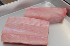 ワニ肉のブロックは薄いピンク色。カジキマグロのように見えます。高たんぱく、低脂肪、低カロリーでビタミンＢ1などの栄養価も高いのが特徴です。