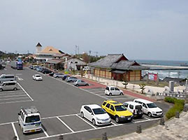 漁協直売所、レストラン、情報コーナーなどをもつ道の駅ポート赤碕。東側に日韓友好交流公園「風の丘」や農産物直売所「あぐりポート琴浦」があります。