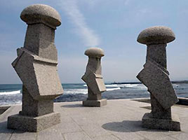 江戸時代からの港、菊港の突堤先端に据えられた波しぐれ三度笠。彫刻家・流政之氏の作品で、平成7年度鳥取県景観大賞を受賞しました。