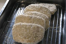 小判形に成型したコロッケ生地にパン粉をつけて冷凍しておきます。