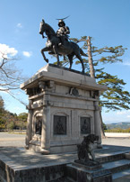 伊達62万石の居城、青葉城跡に立つ伊達政宗像。騎上から仙台市街を見守っています。
