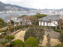 長崎市の南山手の丘に広がるグラバー園。立ち並ぶ洋館と眼下に望む港の光景は異国情緒にあふれています。