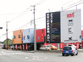 大川市内　大川市の目抜き通りでは「ようこそ日本一の家具産地、大川へ。」のサインボードが迎えます。 