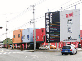 大川市内 大川市の目抜き通りでは「ようこそ日本一の家具産地、大川へ。」のサインボードが迎えます。