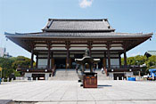 文化フライの屋台が出ていた西新井大師。弘法大師が関東巡錫の途中、本尊である観音菩薩の霊託を聞き、826年に寺院を建立したといわれています。 