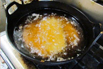 キャノーラ油で揚げていきます。ラードだとスープとあわせたときにしつこくなってしまうそうです。