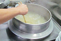 ややこってり目の豚骨醤油スープに合わせるのは、中太のストレート麺です。