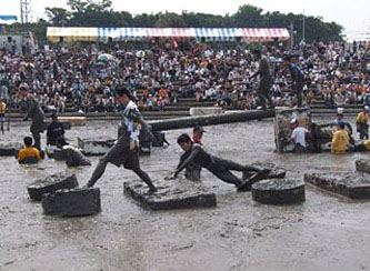 有明海で行われる干潟の祭典“ガタリンピック”。