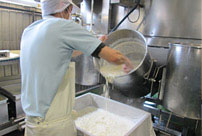 豆乳ににがりを入れた後、生地を型に入れていきます。工程としては木綿豆腐と一緒ですが、それぞれの製品によって、大豆や水、にがりの配合が異なります。 