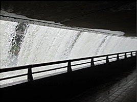 湯田ダム（錦秋湖）への砂の流入をせき止めるために作られた貯砂ダム。毎年７月～１０月に開放され、大量の水が流れる「水のカーテン」の中を歩くことができます。