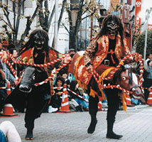 毎年１０月の「津まつり」で披露される伝統芸能の「しゃご馬」。篭馬の中に入り、赤毛のかつらと鬼の面をつけて踊り、時には駆け回って観客を驚かす姿は津独特のものだそうです。 ＜写真提供：津市観光協会＞