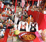 商店街の軒先を彩るひな人形。この辺りでは形原神社の例大祭が行われる4月の第1日曜日まで飾っておくのだそうです。
