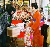 「形原ひな祭りロード」のメインイベント「ちご姫道中」では着物を着飾った女の子たちが商店街の各店舗をまわり、「油菓子」のお振る舞いを受けます。＜写真提供：形原レディースサークル＞