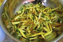 約1kgの野菜に対して、砂糖65g、塩15gでもんでいきます。