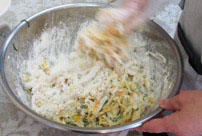 野菜と小麦粉が一体となるまで、よく混ぜ合わせます。