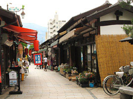 松本城のお堀と女鳥羽川にはさまれた「縄のように細長い土手」に由来する「縄手通り」。５０店舗近く並ぶ商店街は、江戸期の城下町の風景を再現しています。