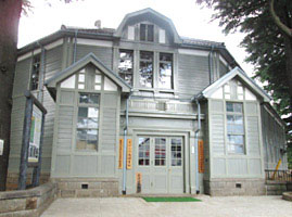 大正８年に開校した旧松本高等学校。校舎は、大正時代の代表的木造洋風建築の貴重な建物で、現在は「あがたの森文化会館」として保存・活用されています。