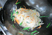 そうめんを入れたら、手早く鶏スープを入れ混ぜ合わせていきます。