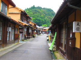 石見銀山の経営を支えた鉱山町、大森。建物の軒先には、幕府の直轄地であることを示す「天領」と書かれた行燈が連なり、当時の面影を残しています。